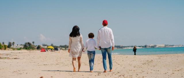 Voyager à l'étranger avec son enfant après une séparation : accord de l'autre parent, autorité parentale, refus, recours et conseils pratiques avant le départ.